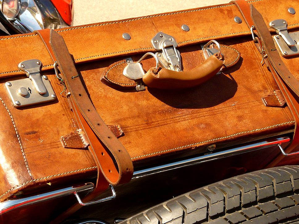 Nahaufnahme brauner Lederkoffer