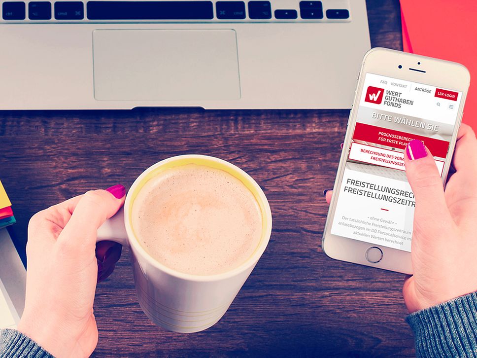 Aufnahme von oben: Frau hält einen Kaffe in der linken und ihr Smartphone in der rechten Hand. 