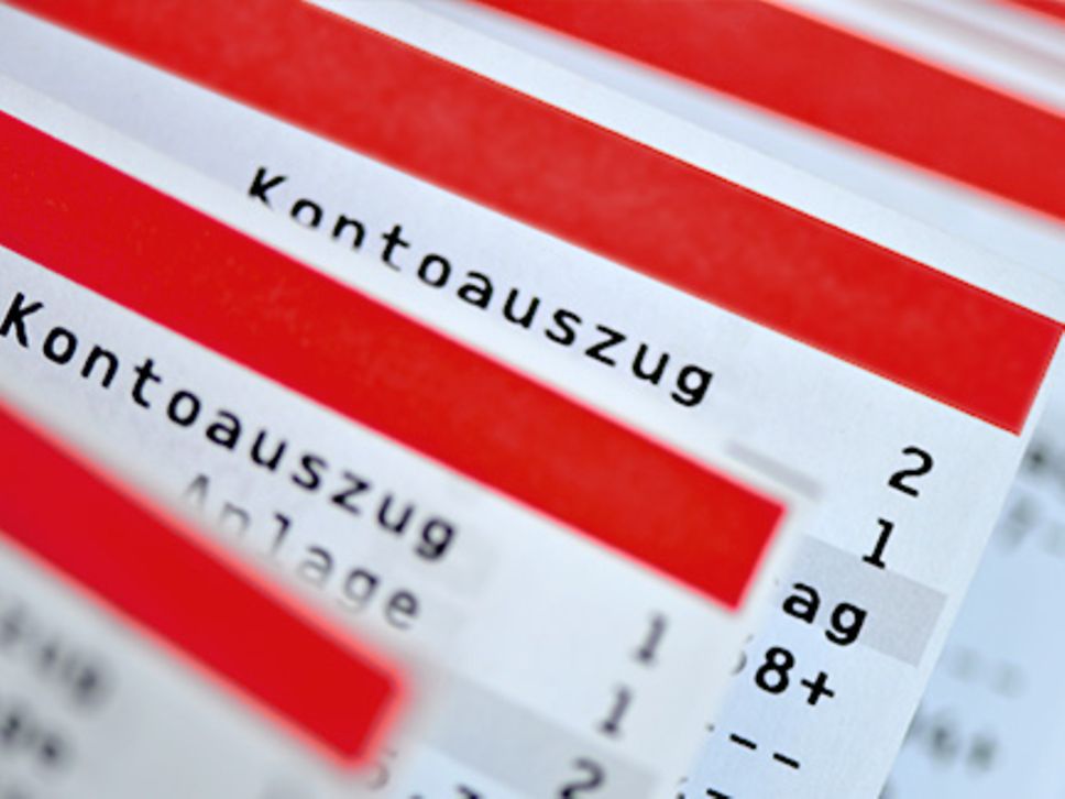 Nachaufnahme von mehreren Blättern eines Kontoauszugs